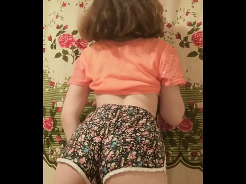 ❤️ 性感的年轻宝贝在镜头前脱下她的短裤 ❤️ Porno vk️❤