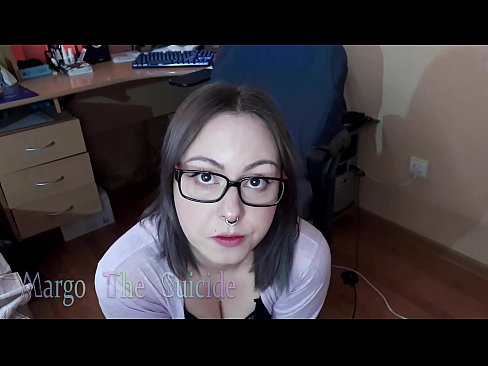 ❤️ 性感的眼镜女孩在镜头前深深地吸吮假阳具 ❤️ Porno vk️❤