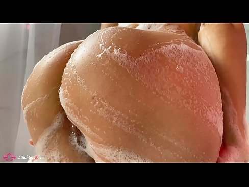❤️ 布鲁内特在淋浴时用振动器自慰阴部达到强烈的高潮 ❤️ Porno vk️❤